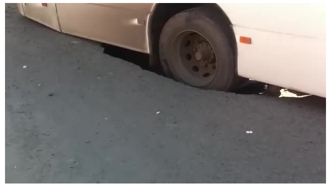 В центре Челябинска под автобусом провалился асфальт