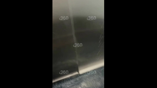 В лифте элитного ЖК в Москве пошёл ливень