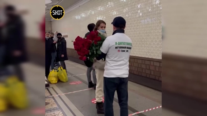 Дагестанец в футболке с надписью "Нет плохой нации" раздавал розы в московском метро 