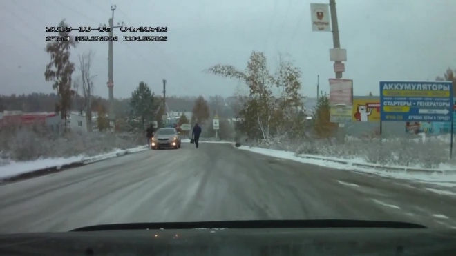 Появились первые видео снега и гололеда в Иркутске