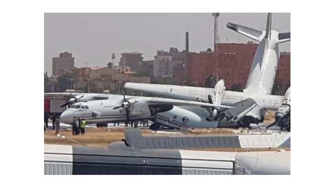 Видео из Судана: В аэропорту после столкновения два самолета превратились в груду железа