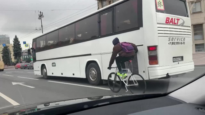 Петербургский подросток на велосипеде "прицепился" к автобусу. Видео