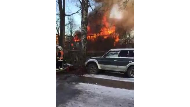 Появилось видео с места пожара деревянного дома в Коломягах