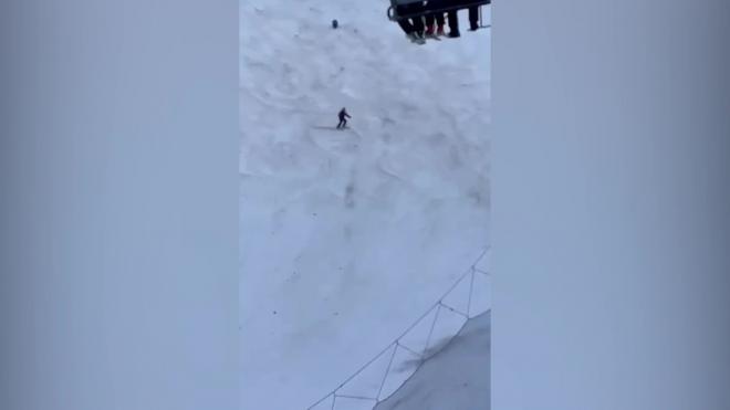 Опубликовано видео погони медведя за лыжником на курорте в Румынии