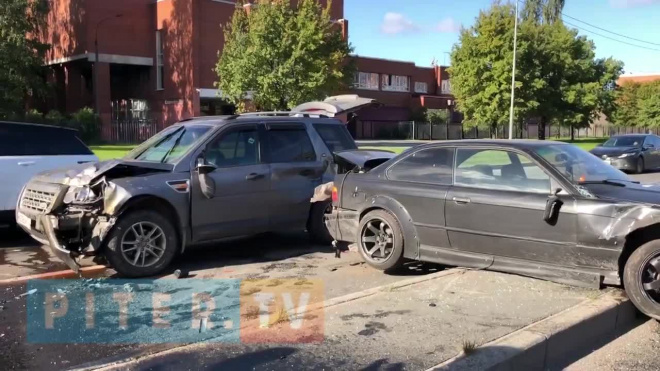На Софийской столкнулись "BMW" и "Land Rover"