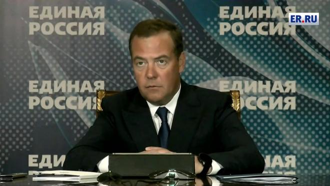 Медведев призвал за счет государства обеспечивать россиян лекарствами по рецептам
