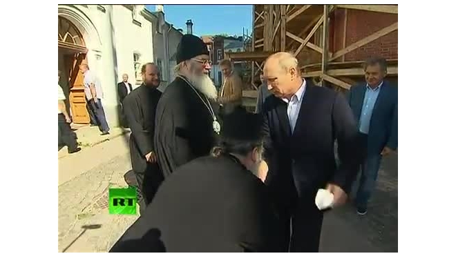 Священнослужитель кинулся целовать Путину руку