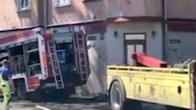 В Риге пожарная машина, спешащая на вызов, из-за ДТП влетела в жилой дом
