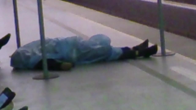 Петербуржец упал замертво рядом с кассами на станции метро "Лиговский проспект". Труп около часа пугал горожан