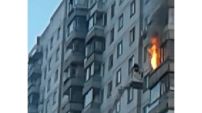 В Ясенево загорелась квартира в многоэтажке: появилось видео