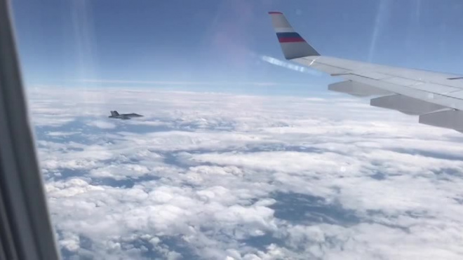 Видео: Истребитель Швейцарских ВВС приблизился к российскому правительственному самолету 