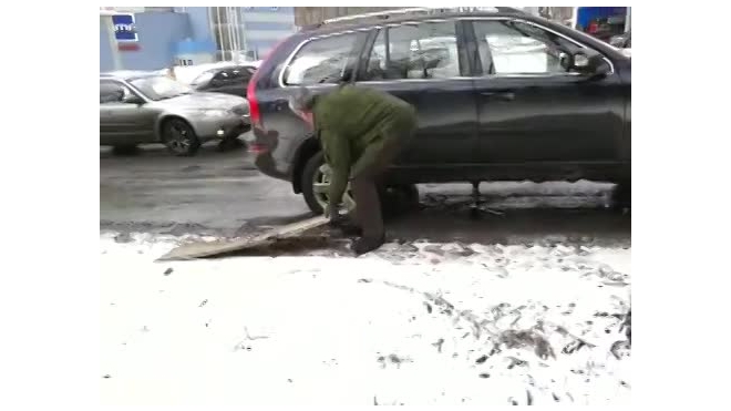 В Екатеринбурге вице-губернатор провалился в яму на дороге