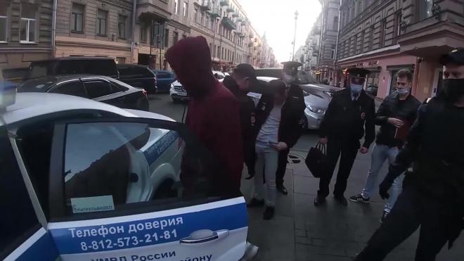 Видео: полицейские искали мигрантов и незаконные мини-отели на улице Рубинштейна