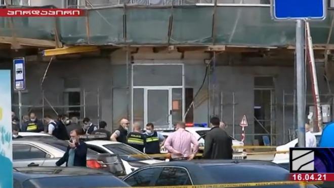 Вооруженный человек захватил заложников в банке в Тбилиси