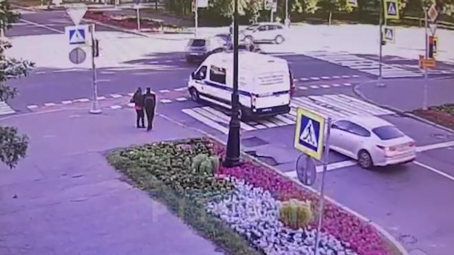 Видео: две легковушки влетели в друг друга на Васильевском острове