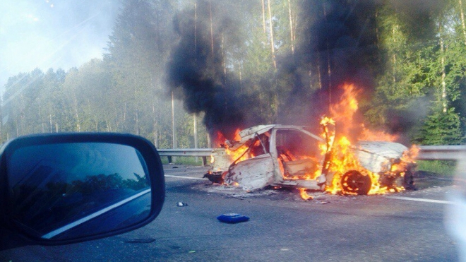 На Новоприозерском шоссе произошло крупное ДТП, одна машина загорелась