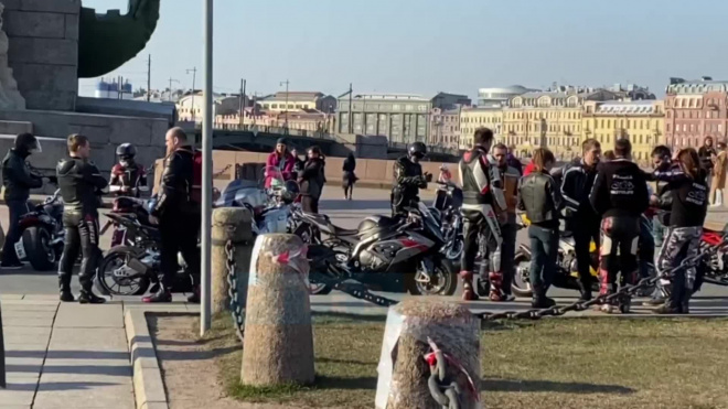Сотни байкеров собрались во время "карантина" на стрелке Васильевского острова