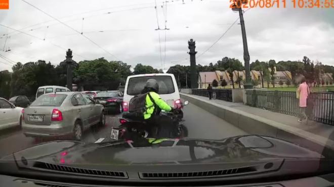 Парень на самокате запрыгнул на мотоциклиста на Ушаковском мосту