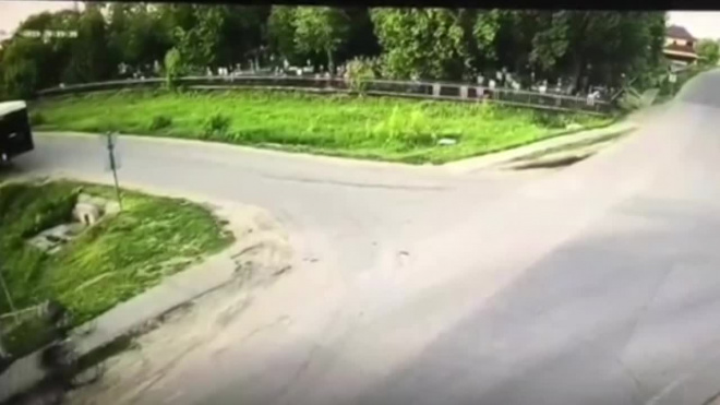 Появилось видео с моментом ДТП под Казанью, где легковушка на огромной скорости сбила ребенка на велосипеде