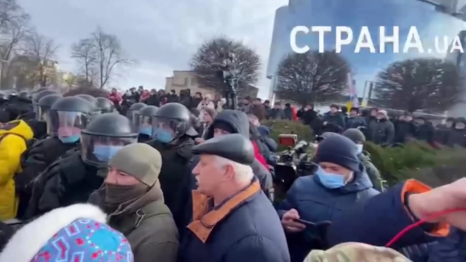 Полиция применила газ против сторонников Порошенко, митингующих возле суда в Киеве