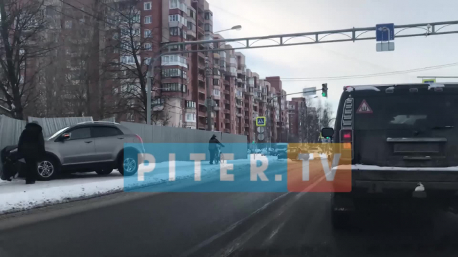 В Петербурге столкнулись три машины, одна из них влетела в забор 
