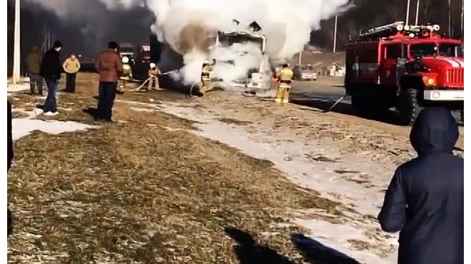 В Самарской области полностью сгорела фура: видео пожара