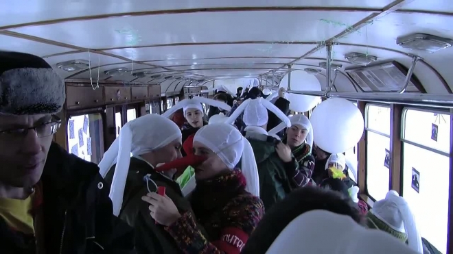Зайцы в ретровагоне призывают сохранить трамвайный парк на Васильевском