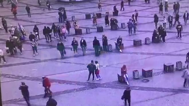 Мужчина попытался себя сжечь у ТРК "Галерея" в Петербурге: подробности