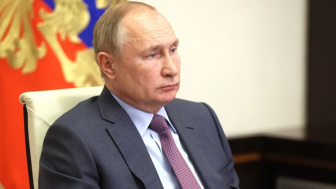 Путин поручил удвоить выплаты медикам за работу в праздники