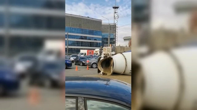 У станции "Проспект Большевиков" перевернулась бетономешалка. На месте ДТП образовалась пробка