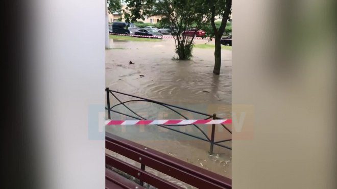 "Новый прорыв": в Калининском районе потоп из-за дырявой трубы 