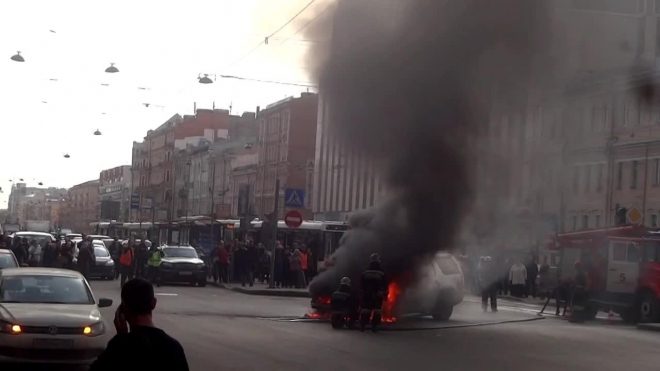 Горящий "Кадиллак" парализовал движение в центре Петербурга