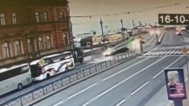 Появилось видео серьезного ДТП с такси и иномаркой у Благовещенского моста
