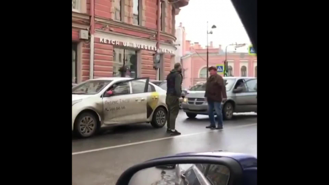 Агрессивный петербуржец подрался с таксистом на Петроградке (видео)