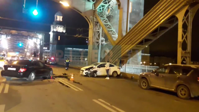 На Большеохтинском мосту произошло ДТП с четырьмя пострадавшими