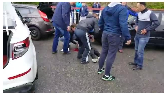 Жуткое видео из Сочи: Таксист наехал на троих детей на тротуаре