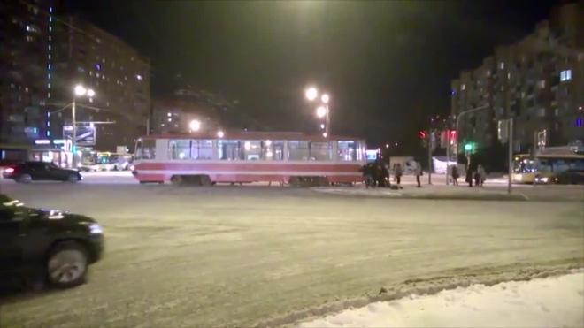 В Петербурге пассажирам пришлось толкать трамвай, чтобы завести его