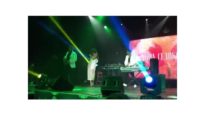 Видео: Анна Седокова ловила расстегнутое платье во время концерта