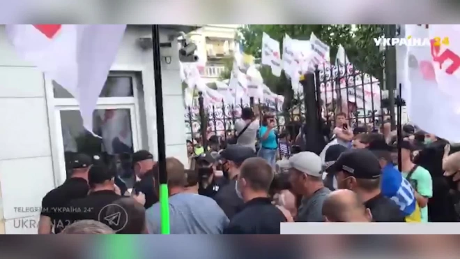 В центре Киева произошли столкновения между протестующими предпринимателями и полицией