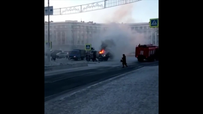 В центре Норильска сгорел автомобиль: появилось видео