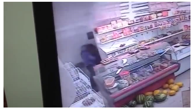 В Элисте грабитель избил продавца до потери сознания и попал на видео
