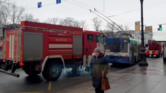 На Невском проспекте заметили пять пожарных машин и реанимацию