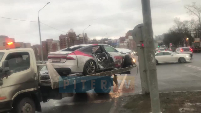 Протаранившая 12 машин Audi попала на видео после ДТП