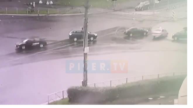 В Выборгском районе красная иномарка протаранила машину полиции