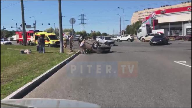 Видео: спасатели достали водителя из перевернувшейся машины на Маршала Жукова