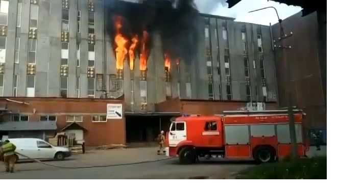 Появилось видео горящего здания на Складской улице