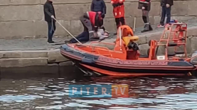 Видео: Из Фонтанки достали мужчину без сознания 