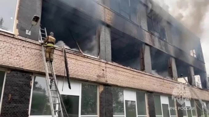 В Гатчине загорелось здание мебельной фабрики