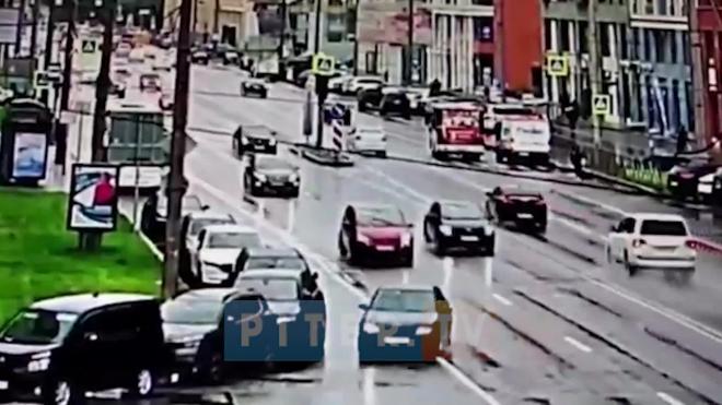 Видео: на проспекте Медиков на пешеходном переходе сбили человека