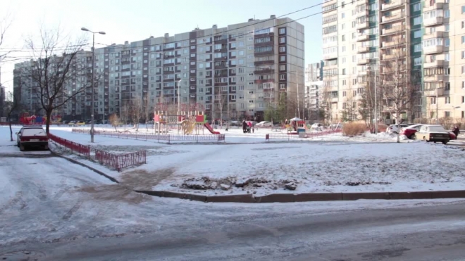 Шестилетний ребенок выпал с пятого этажа дома на улице Крыленко и остался жив